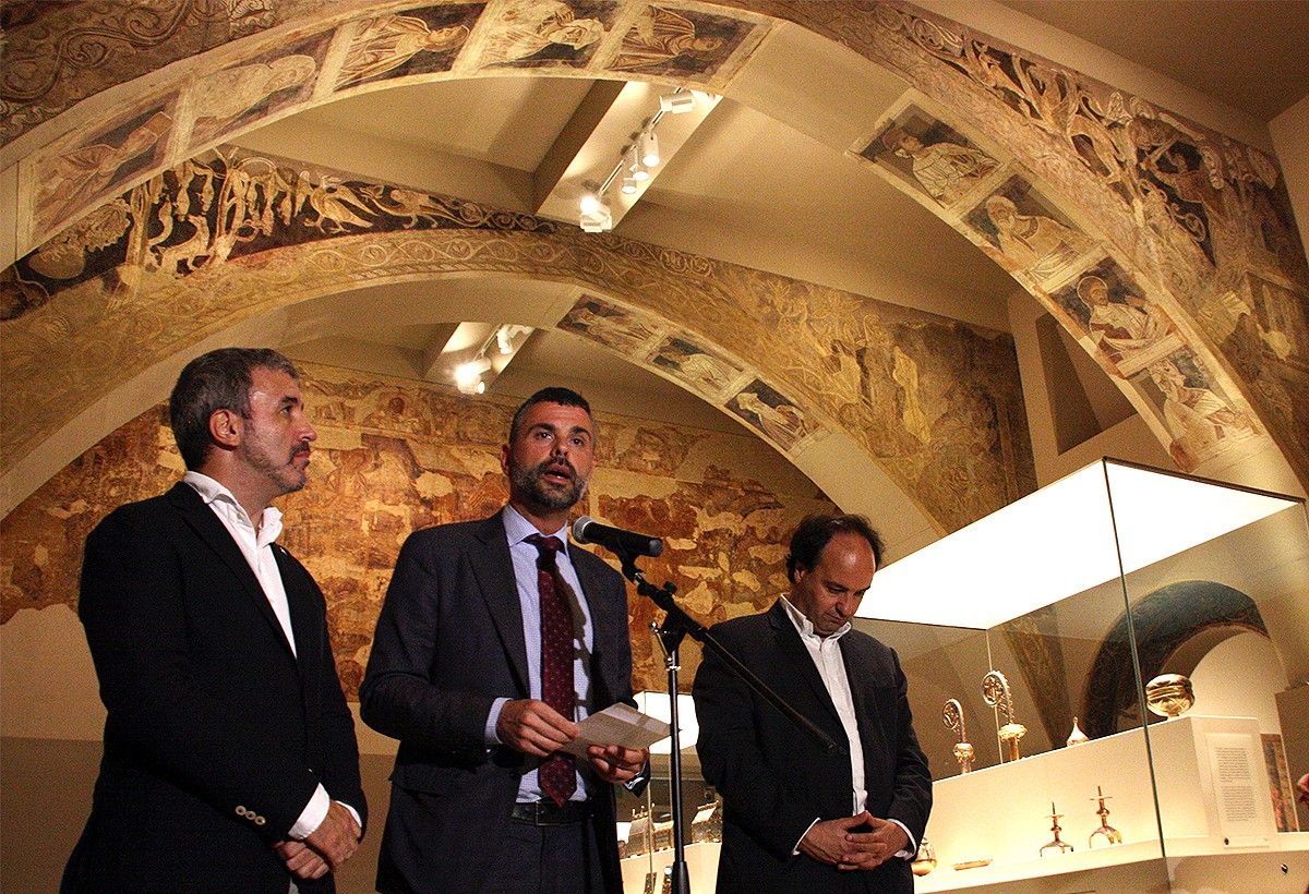 Santi Vila, al costat de Jaume Collboni i Pepe Serra, amb les pintures de Sixena