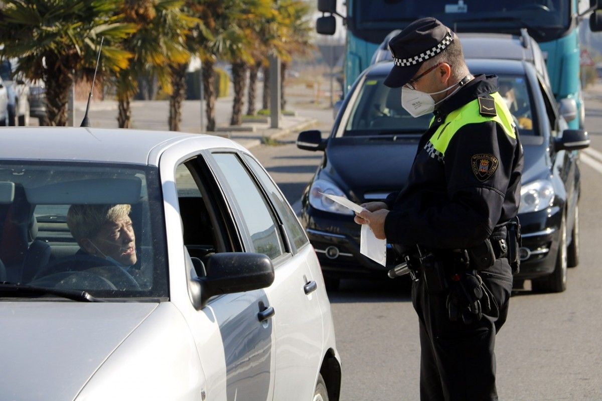 Un policia conversa amb un conductor en un control