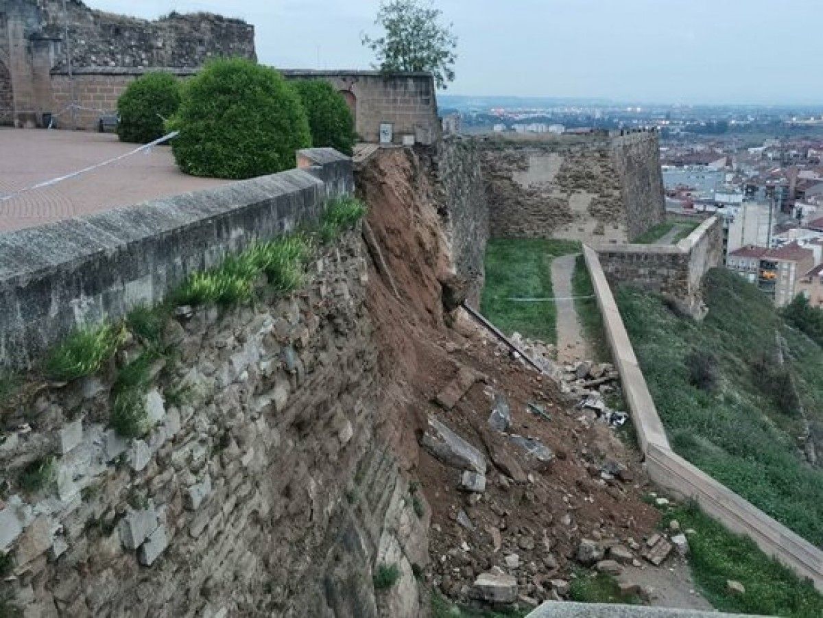 Mur de la Seu Vella de Lleida amb una part esfondrada