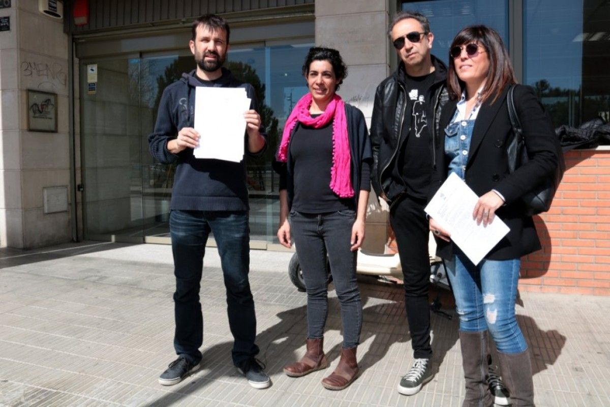 Representants de la Crida a la seu a Lleida de l'Agència Catalana de l'Aigua