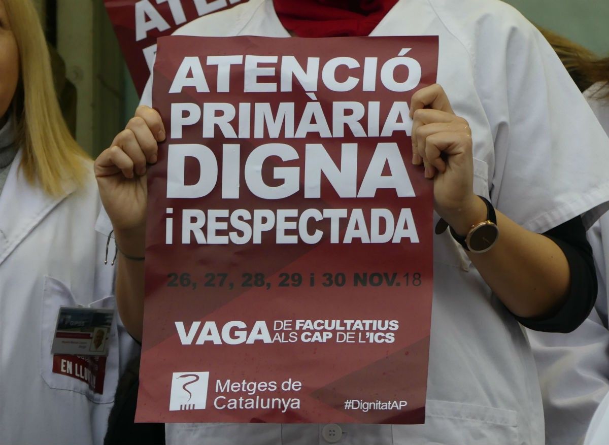 Un cartell reivindicatiu per denunciar la situació dels metges a Catalunya 