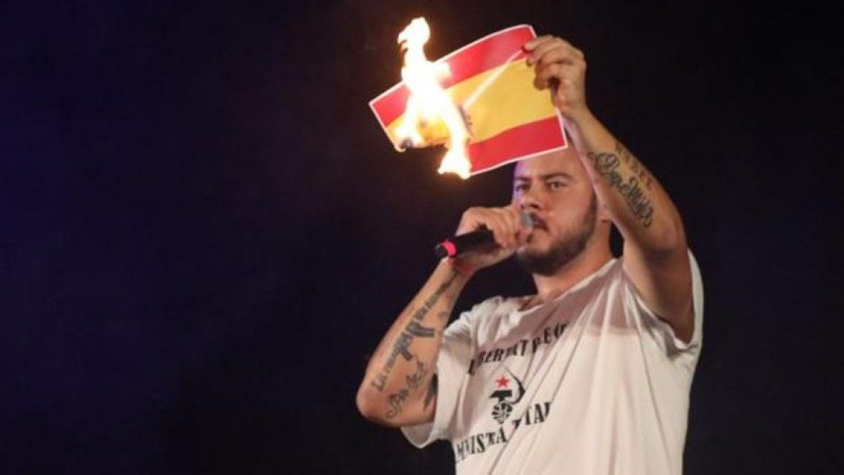 Pablo Hasél cremant una bandera espanyola
