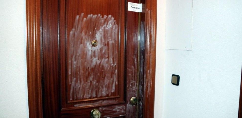 Imatge de la porta del pis on va ser trobat el cos