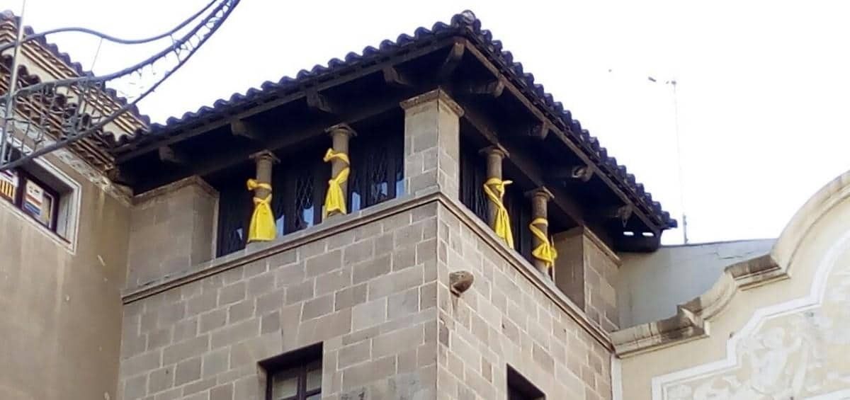 Imatge dels llaços grocs a la façana