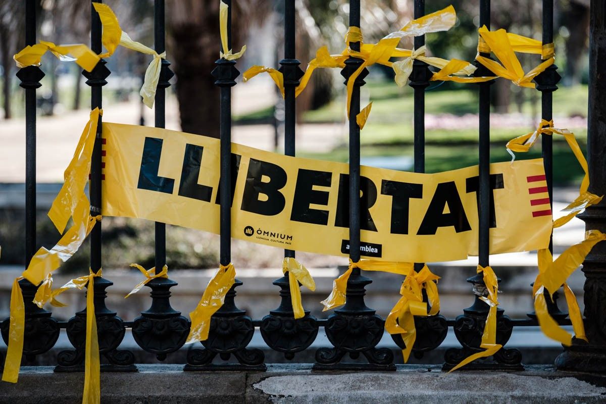 Els llaços grocs han envoltat avui un parc de la Ciutadella tancat per la policia a pany i forrellat.
