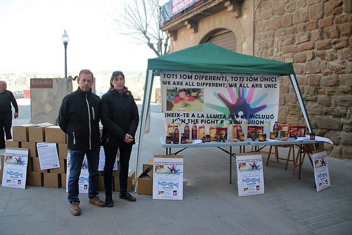 Els pares de la Maria, al costat de la carpa informativa que han muntat al mercat de Solsona