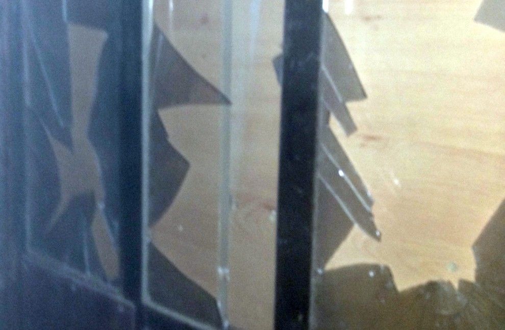 Imatge dels vidres trencats de la casa de Vázquez