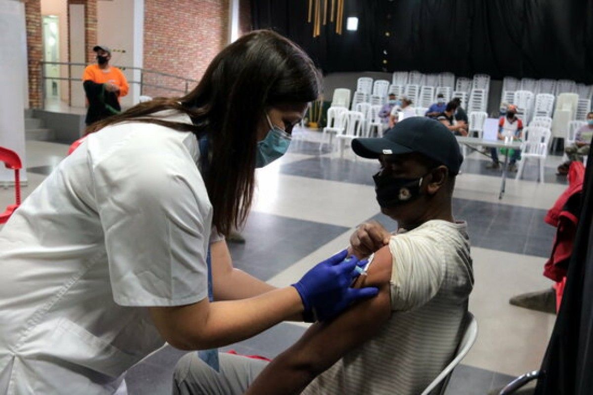 Una infermera vacunant un temporer