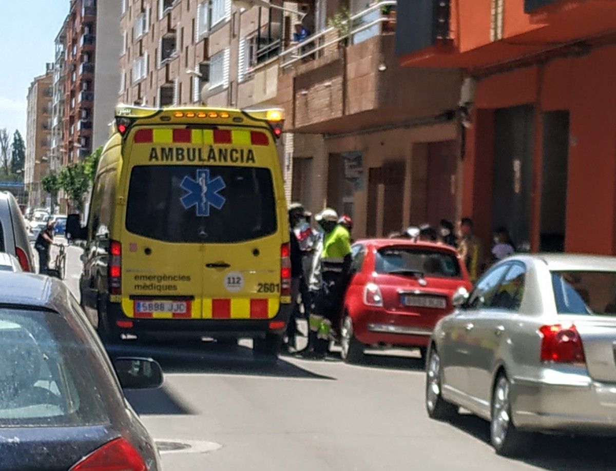 Imatge de l'ambulància al carrer Sant Lluís