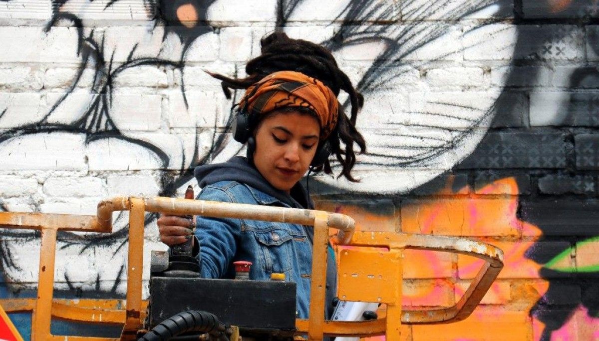 Una noia fent un grafiti
