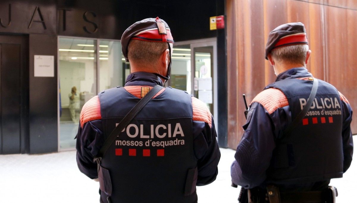 Dos mossos al jutjat de Balaguer 