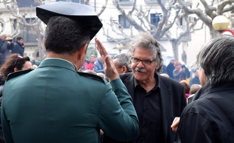 Un guàrdia civil saludant el diputat Joan Tardà