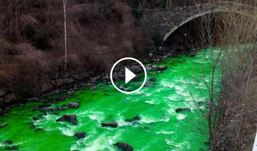 Imatge del riu Valira de color verd