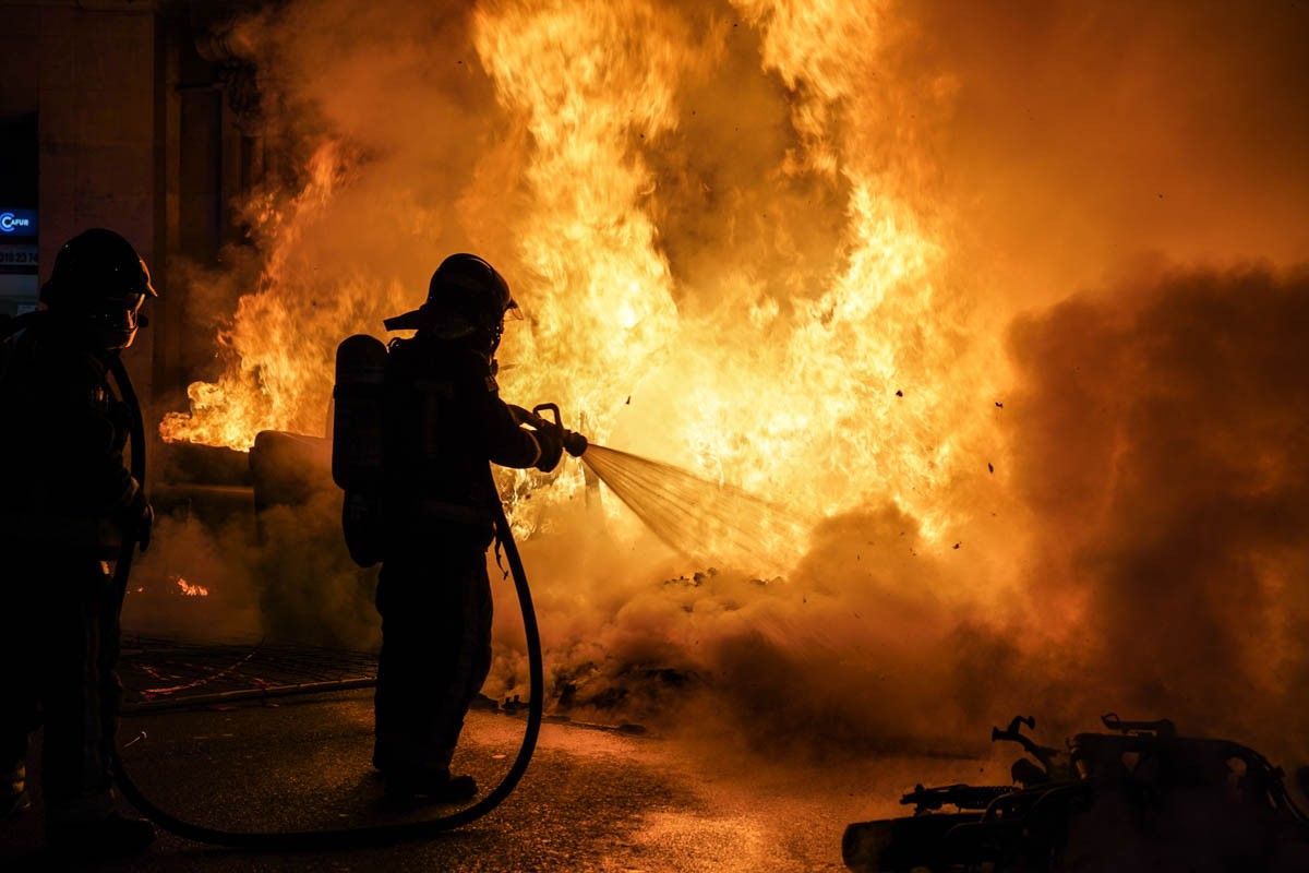 Un bomber apagant les flames d'uns aldarulls