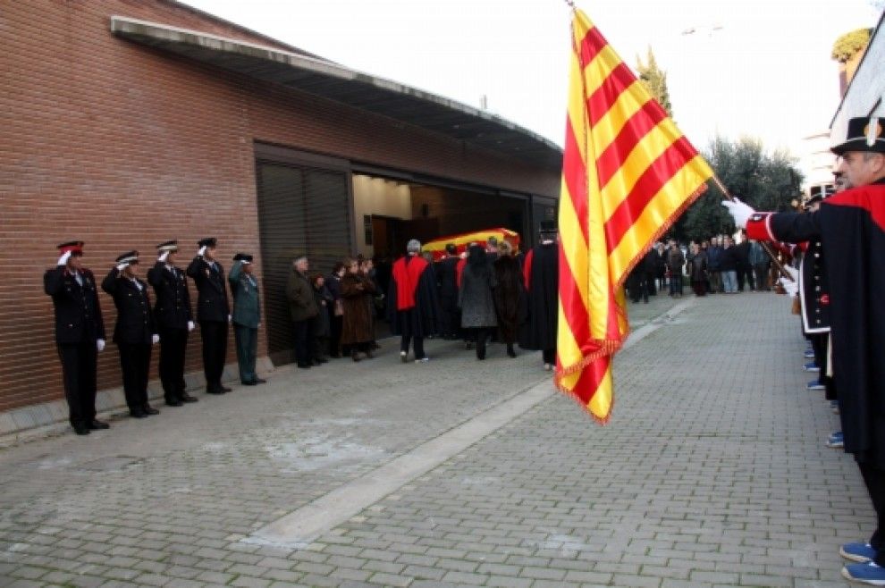 L'arribada del fèretre a l'església del Pilar de Lleida, amb els honors del cos de gala dels Mossos d'Esquadra.