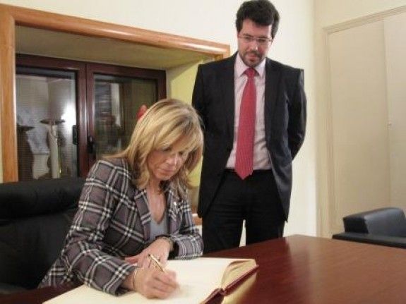 Joana Ortega signant al Llibre d'Honor.