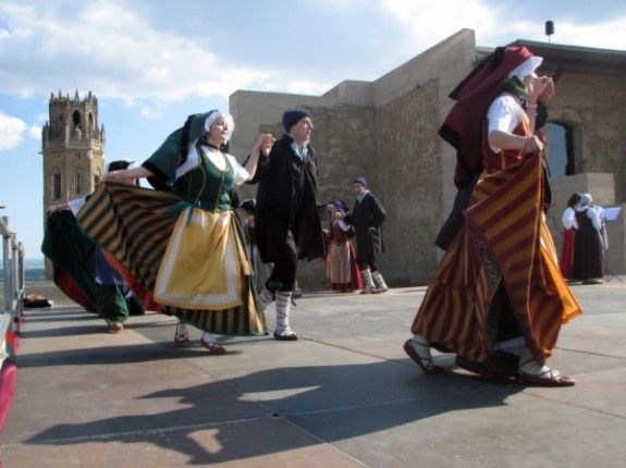 Els balls tradicional aranesos que s'han ballat als peus del Castell del Rei on es va signar la Queimònia d'Aran.