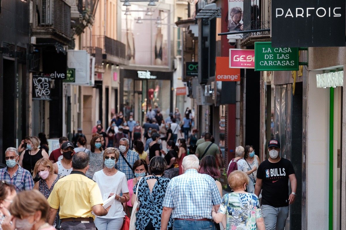 Gent amb mascareta al carrer Major de Lleida.