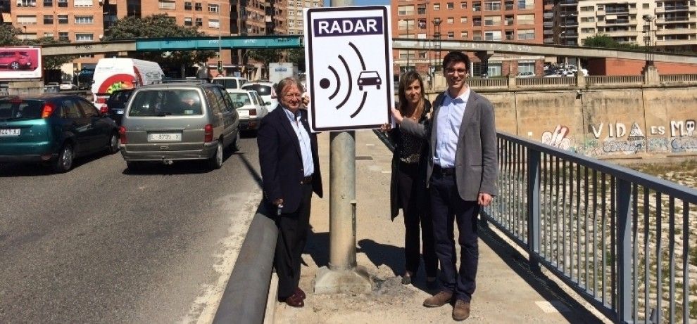 Regiodors de CiU al costat dun radar a Lleida