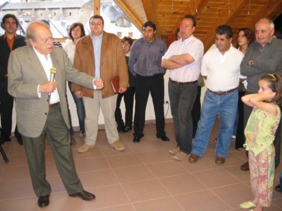 L'actual alcalde de Rialp i candidat per CiU a la reelecció, Gerard Sabarich, amb jaqueta marró i membres de la seva candidatura.