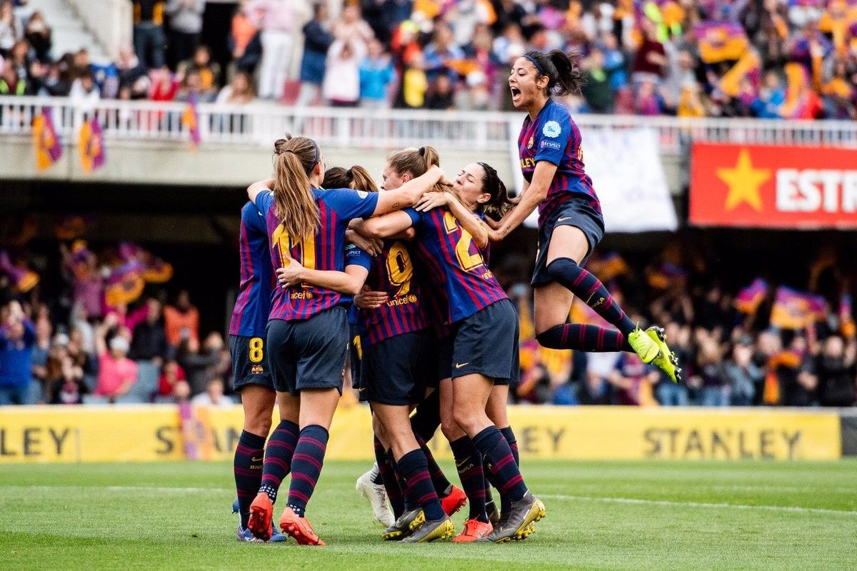 El Barça femení celebrant la fita