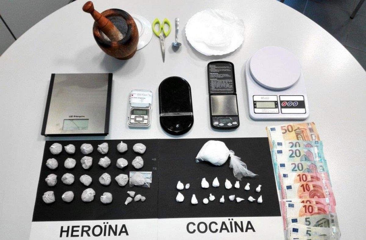 Imatge de l'heroïna i cocaïna comissades pels Mossos al detingut