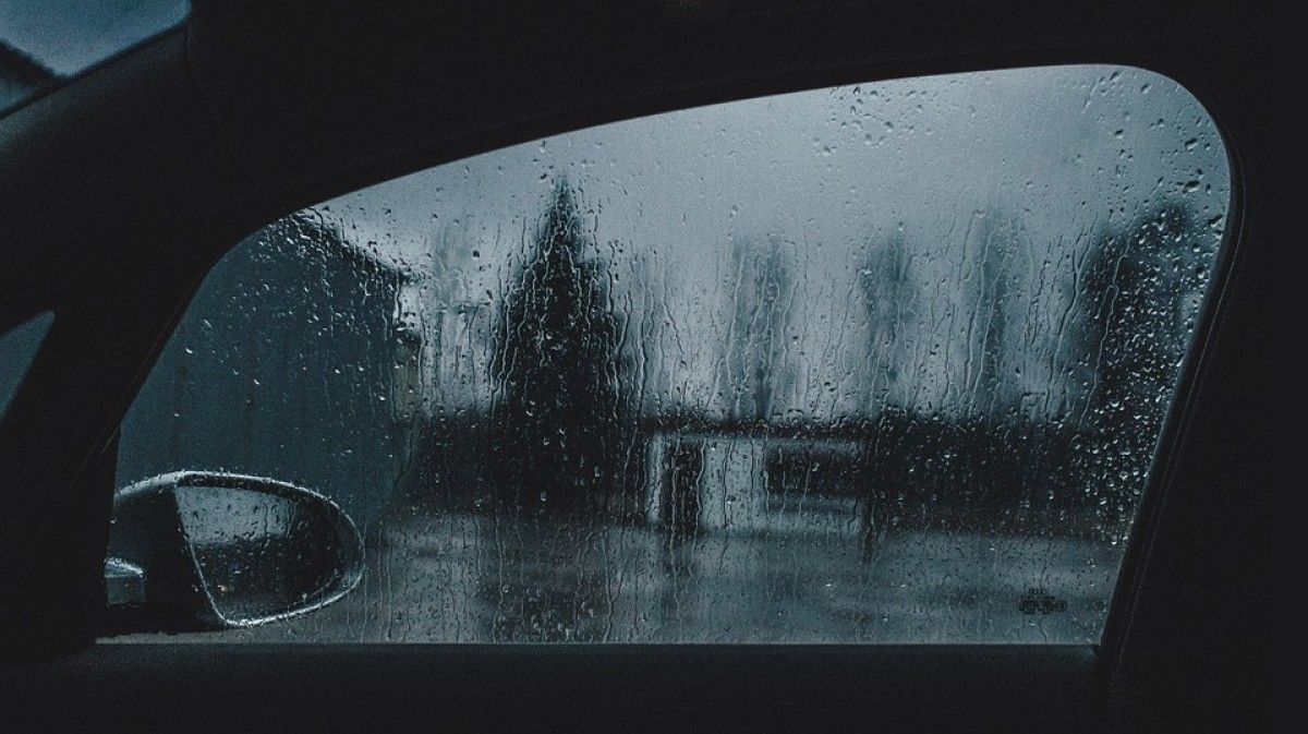 Finestra d'un cotxe en un dia de pluja