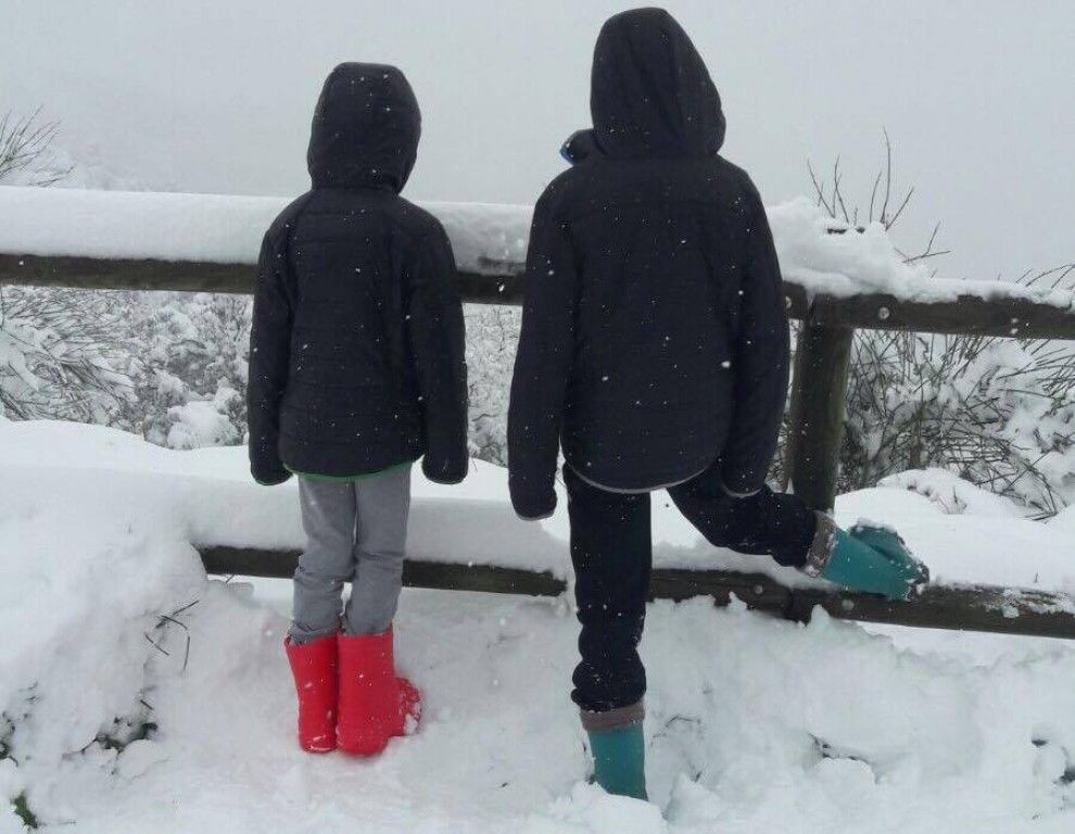 Dos nens a la neu d'Àger (Noguera)
