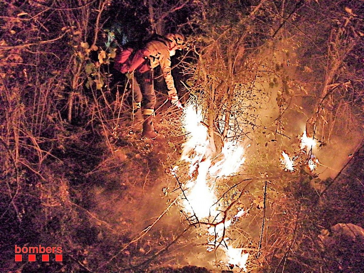 Un bomber treballant a l'incendi de Riner