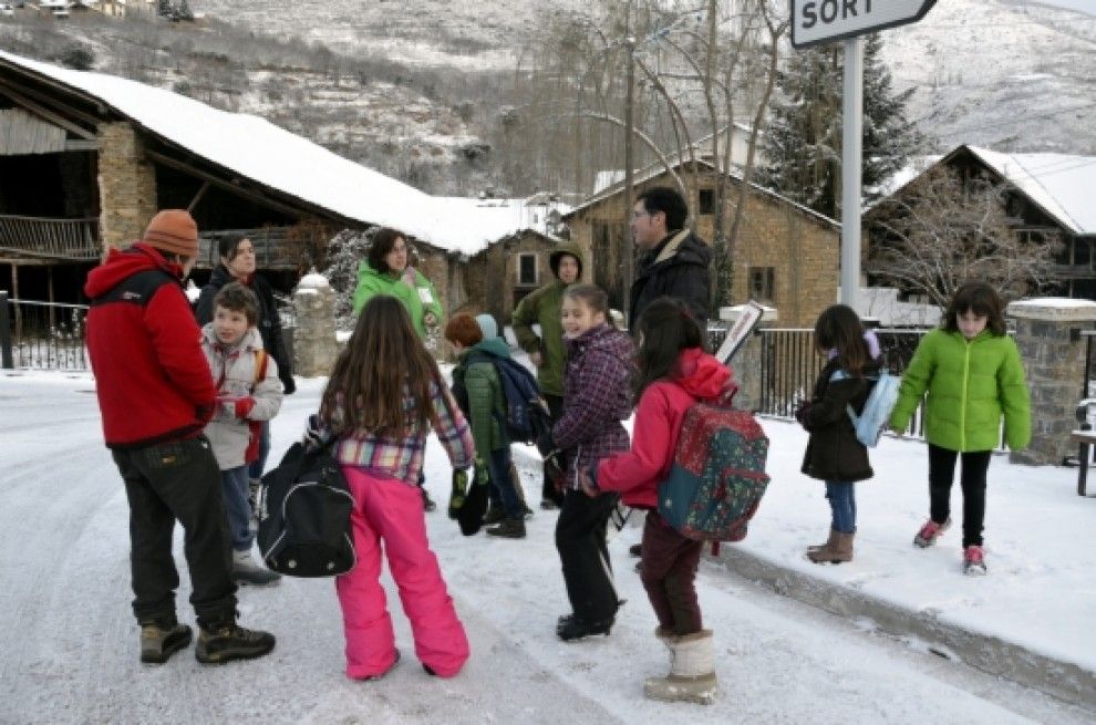Un grup de nens d'Altron esperant el transport escolar