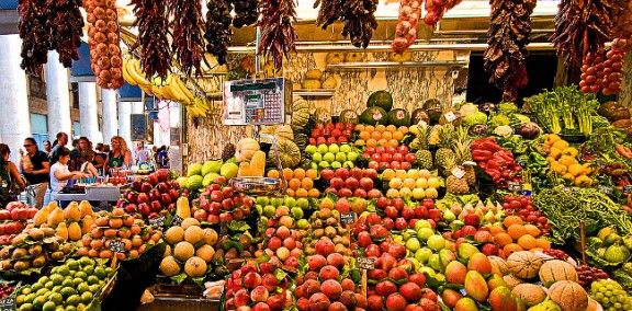 Una parada de fruita en un mercat