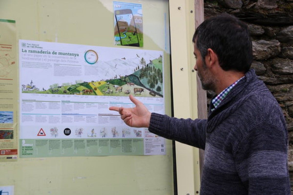Una persona observant el nou cartell del Parc Natural de l'Alt Pirineu