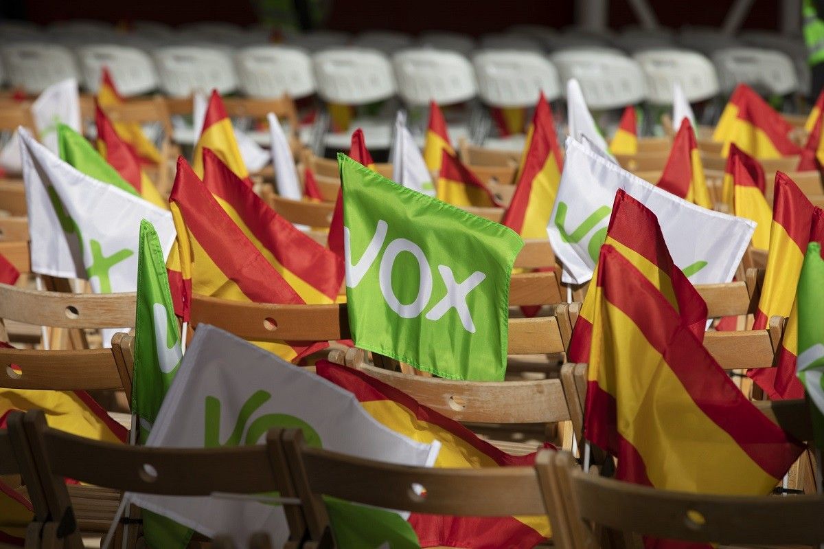 Banderes d'Espanya i de Vox en un acte del partit d'ultradreta