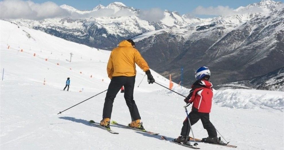 Imatge de dos esquiadors a Boí
