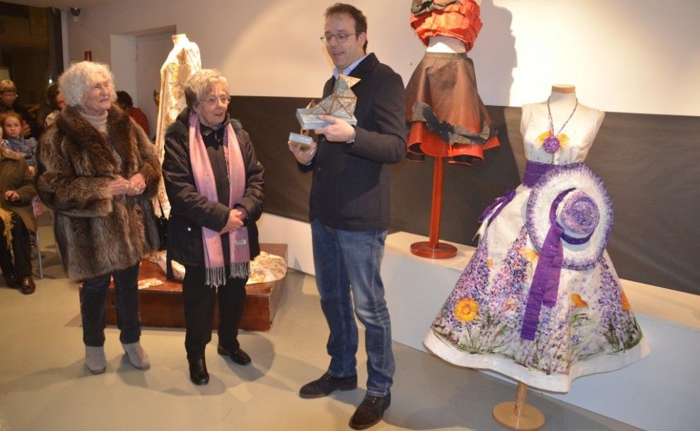 L'alcalde de Mollerussa entregant un obsequi a les modistes dels vestits