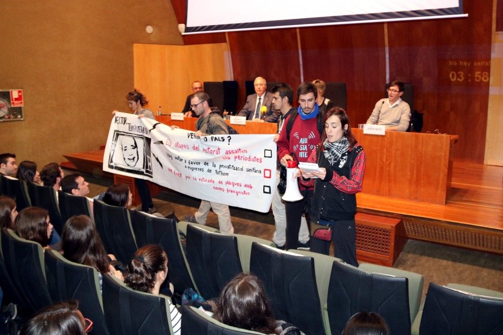 Imatge d'uns estudiants reclamant la dimissió de Fernández