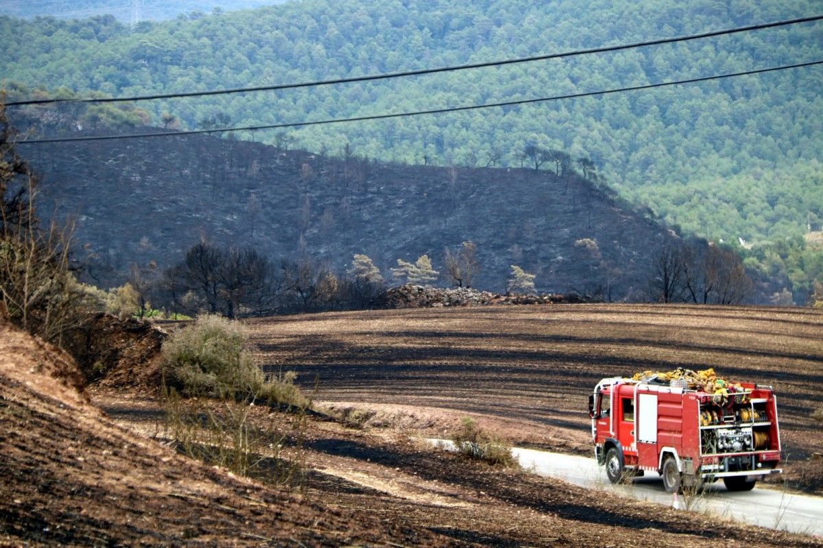 Un camió de Bombers, a la zona de l'incendi de Santa Coloma