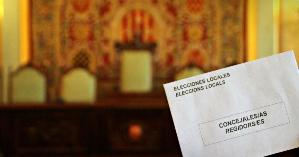 La Paeria amb un sobre de les eleccions municipals