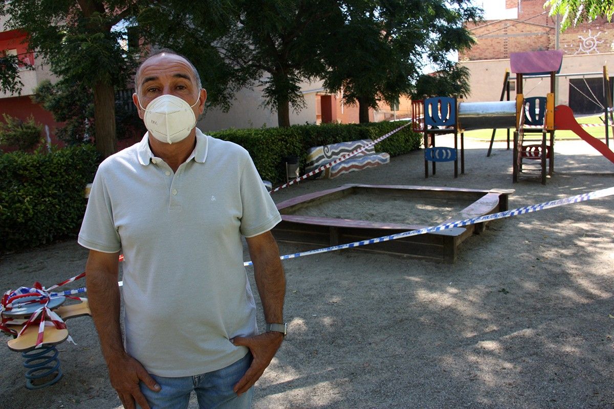L'alcalde d'Alcarràs, Manel Ezquerra, davant d'un parc infantil precintat.