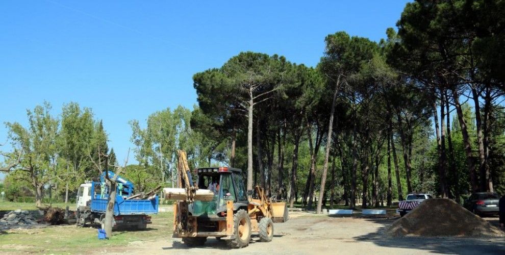 Màquines treballant al parc de les Basses de Lleida 
