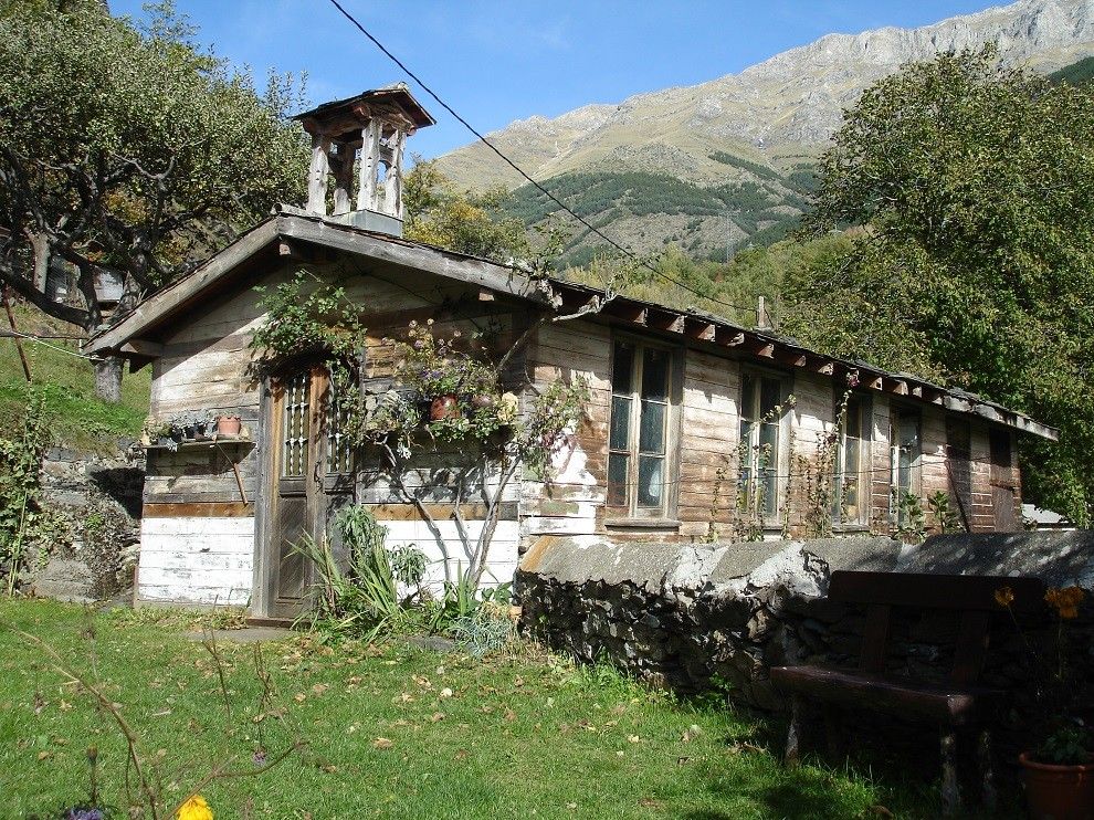Petita capella de l'antic campament de FECSA de la Vall Fosca