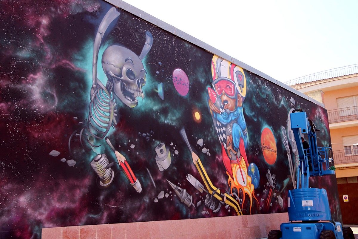 El mural que l'artista lleidatà Rulo López està pintant a la paret del costat de l'Ajuntament de Torrefarrera.