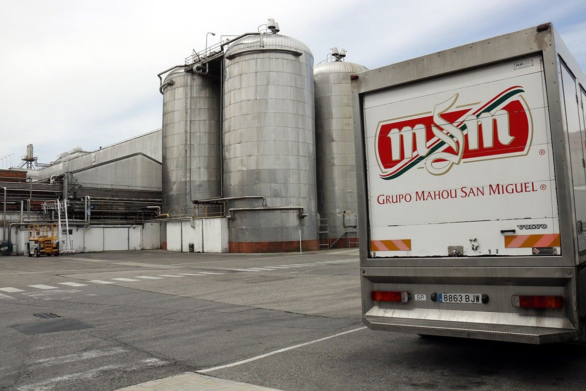 Un camió de la Mahou San Miguel i al fons els dipòsits d'emmagatzematge de cervesa de la fàbrica de Lleida.