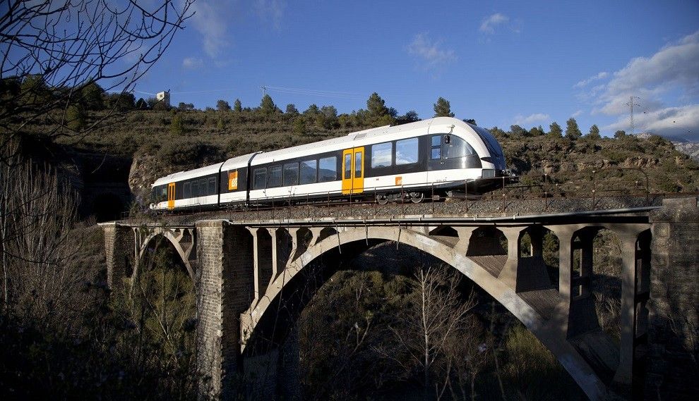 El nou tren de la Pobla, al seu pas pel Pallars Jussà