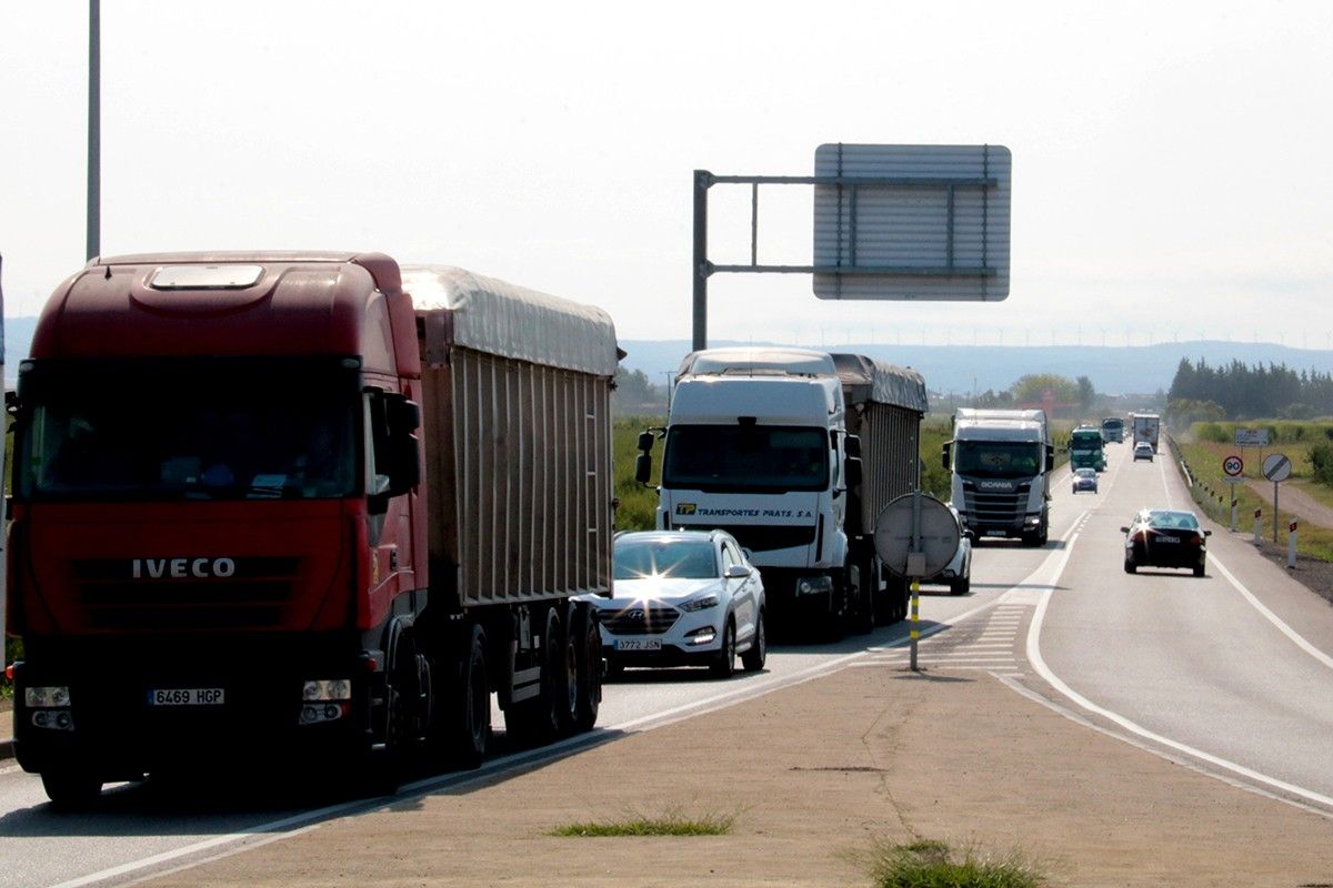 Camions circulant per l'N-240 abans d'arribar a la rotonda de Margalef, al terme municipal de Torregrossa.