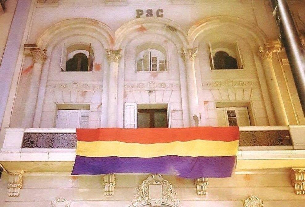 Imatge de la bandera al balcó de la seu del PSC