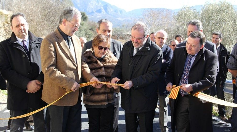 Joan Reñé, acompanyat d'autoritats, ha inaugurat la carretera.
