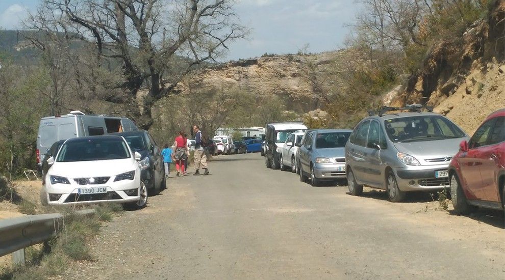 Fins a 200 cotxes van aparcar al lateral de la carretera d'accés a Mont-rebei