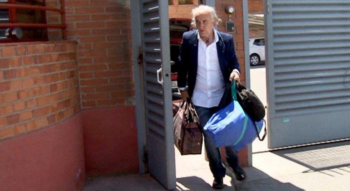 Fernando Blanco sortint de la presó