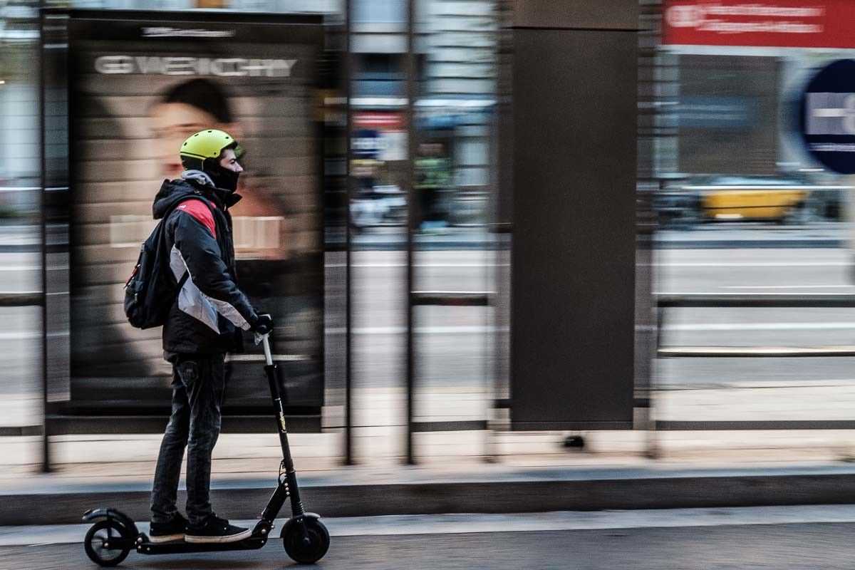 Una persona circulant amb patinet elèctric